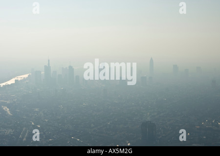 Francoforte sul Meno si skyline e il fiume principale tappezzate in smog, Francoforte, Hesse, Germania, Europa Foto Stock