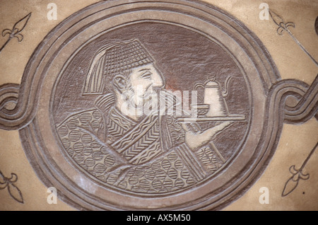 Varsavia, Polonia. Il murale sulla parete di una vecchia casa di mercanti; Turco uomo con tazza di caffè e pot. Foto Stock