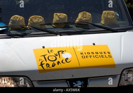 Tour de France cappello promozionale all'interno di un veicolo ufficiale Foto Stock
