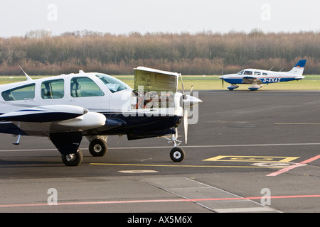 Piper con il suo cofano fino sulla pista, una seconda Piper si prepara a prendere il via in background, Egelsbach, Hesse, Germania, Europa Foto Stock