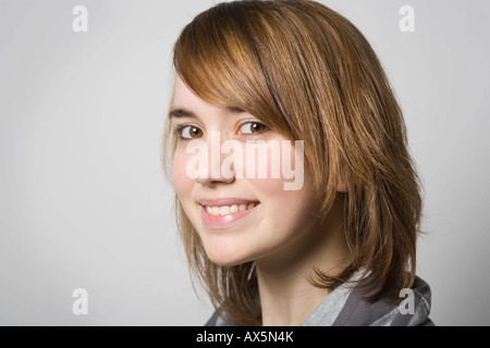 Ritratto di una ridente giovane donna Foto Stock