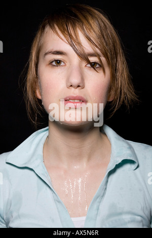 Giovane donna faccia umido Foto Stock