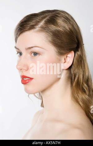 Ritratto di giovane donna che indossa un rossetto rosso Foto Stock
