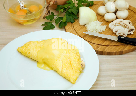 Frittata con con salsa hollandaise, ingredienti in background Foto Stock