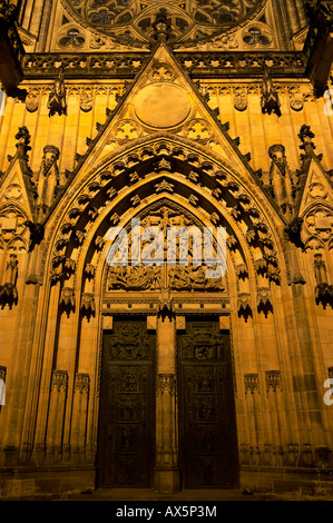 Ingresso principale della Cattedrale di San Vito di notte, Praga, Repubblica Ceca, Europa Foto Stock