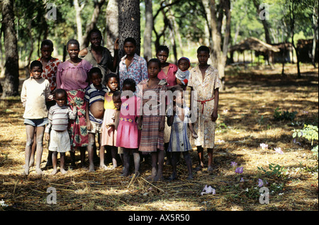 Livingstone Memorial, Zambia. Gruppo di persone locali in piedi sotto gli alberi. Foto Stock