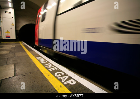 Mente il divario - Nota di sicurezza a South Wimbledon la stazione della metropolitana di Londra, Inghilterra, Regno Unito, Europa Foto Stock