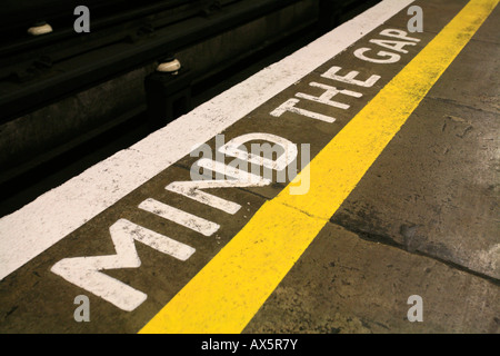 Mente il divario - Nota di sicurezza a South Wimbledon la stazione della metropolitana di Londra, Inghilterra, Regno Unito, Europa Foto Stock