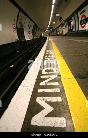 Mente il divario - Nota di sicurezza a South Wimbledon la stazione della metropolitana di Londra, Inghilterra, Regno Unito, Europa Foto Stock