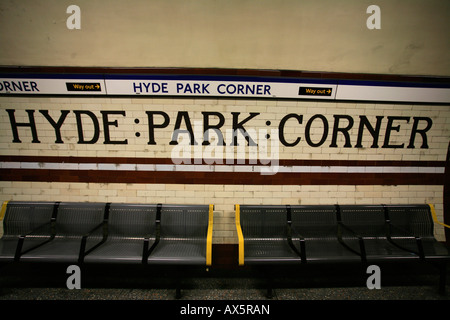 Hyde Park Corner piastrelle, segno del tubo e la stazione della metropolitana di Londra, Inghilterra, Regno Unito, Europa Foto Stock