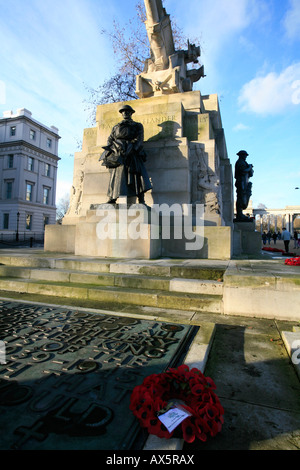 Royal Artillery Memorial di fresco con cui ghirlande su Hyde Park Corner / Wellington Arch, London, England, Regno Unito, Europa Foto Stock