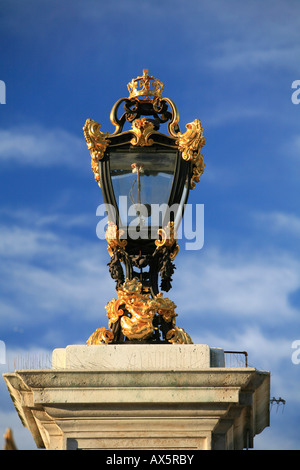 Lampada vicino al memoriale della Victoria nel centro del Queen's Garden e anteriore di Buckingham Palace, London, England, Regno Unito, Europa Foto Stock
