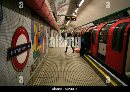 Piastrelle artistiche, in treno arrivando alla stazione di Tottenham Court Road stazione della metropolitana di Londra, Inghilterra, Regno Unito, Europa Foto Stock