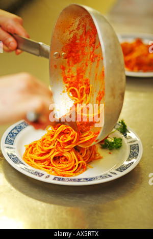 La preparazione di un piatto di pasta nel ristorante italiano, Italia Foto Stock