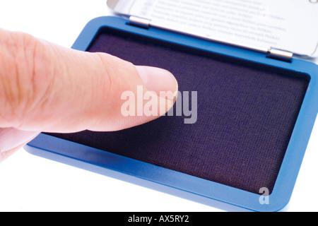 Dito sul tampone di inchiostro, close-up Foto Stock