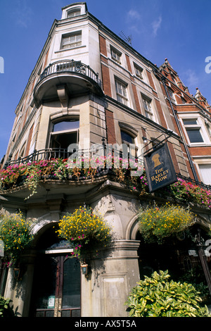 Architettura del pub ad angolo l'Orzo Mow e bellissimi fiori in London Inghilterra England Foto Stock