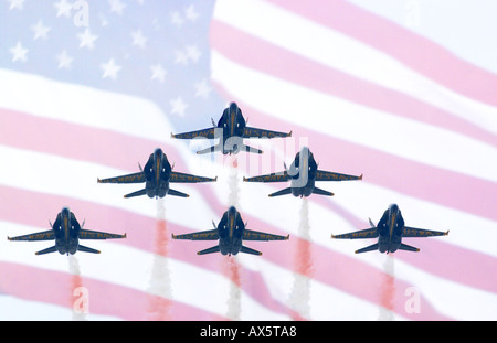 Il Blue Angels FA 18s battenti in stretta formazione attraverso le stelle e strisce Foto Stock