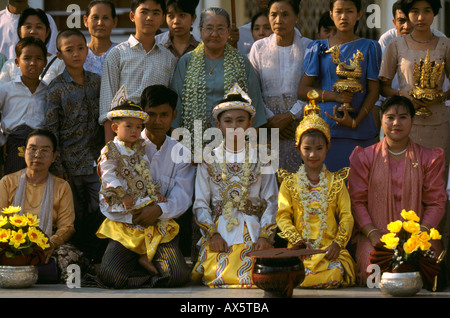 Novitiation cerimonia della Shwedagon pagoda complesso in Myanmar Foto Stock