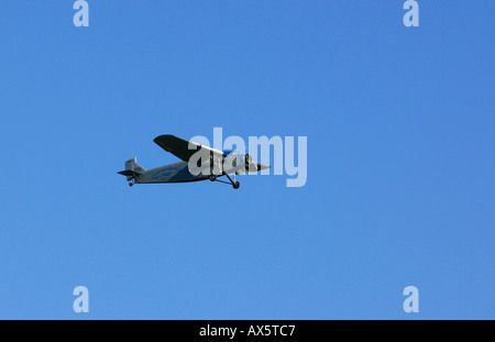 Una Ford Tri motore vola attraverso il cielo azzurro oltre l'Airshow di Dayton Foto Stock