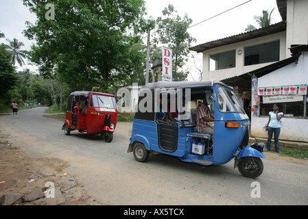 Tuk-tuk guidando attraverso Hanwella, Sri Lanka, Sud Asia Foto Stock