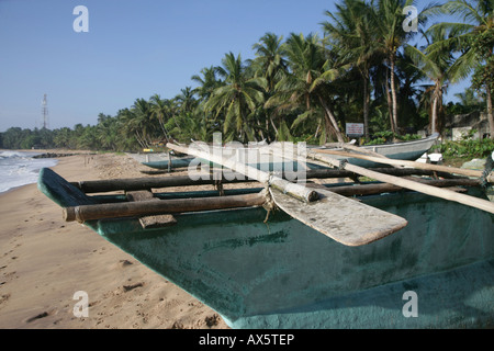 Barca da pesca sulla spiaggia, Tangalle, Sri Lanka, Asia Foto Stock