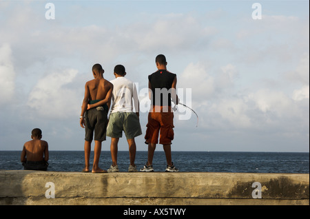 I giovani cubani la pesca dal Malecón, Havana, Cuba, Caraibi Foto Stock