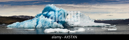 Panoramica di un iceberg crollando in un fiordo, Igaliko vicino a Narsaq in Groenlandia Foto Stock