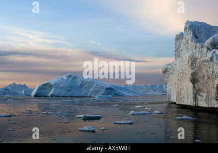 Iceberg fotografato circa mezzanotte, discoteca baia vicino a Ilulissat, Groenlandia occidentale Foto Stock