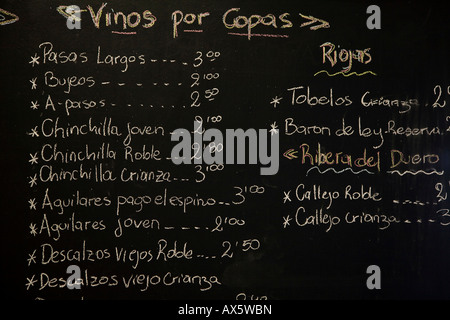 Lista dei vini scritti sulla lavagna a Tragatapas Tapas Bar, Ronda, Andalusia, Spagna, Europa Foto Stock