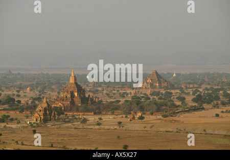 Sunrise su Bagan pianura (visto da una mongolfiera), un'area di 42kmq con oltre 2000 monumenti in Bagan, Myanmar Foto Stock