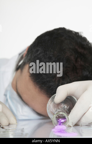 Il farmacista che stabilisce a faccia in giù in laboratorio, anestetizzati mediante liquido Foto Stock