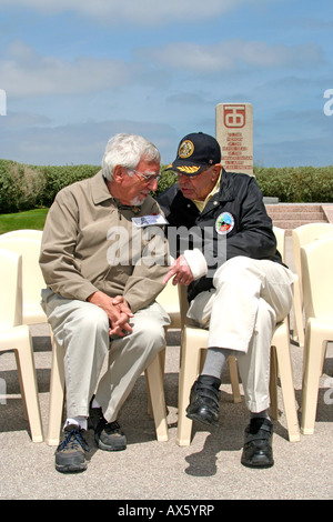 2 WW2 veterani a riabbracciare il sessantesimo anniversario il 6 giugno 2004 reminisce Normandia Francia d-giorno anniversario Foto Stock