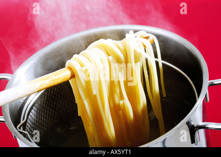 Spaghetti in pentola di cottura, vista in elevazione Foto Stock