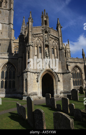 Un giorno di primavera nella Chiesa cortile a Northleach in Cotswolds Foto Stock