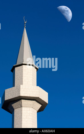 Mezza luna nel cielo sopra una moschea a Goettingen, Bassa Sassonia, Germania, Europa Foto Stock