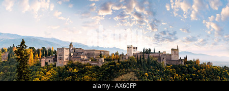 Vista panoramica della Alhambra e della Sierra Nevada in background, Granada, Andalusia, Spagna, Europa Foto Stock