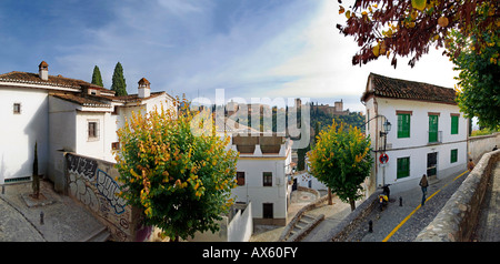 El Albaicin, la parte più antica di Granada, e l'Alhambra in background, Granada, Andalusia, Spagna, Europa Foto Stock