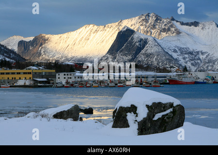 Mefjordbotn pesca costiera borgo incastonato tra le montagne senja inverno artico Norvegia Foto Stock