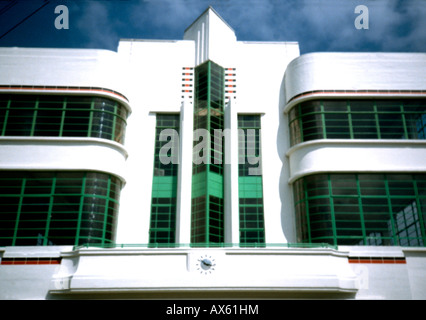 La parte anteriore della ex fabbrica di Hoover in West London Art deco classico Foto Stock