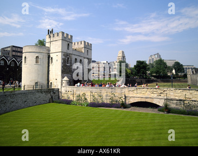 Una vista della Torre di Londra e dei giardini circostanti lungo il Tamigi nel centro di Londra Foto Stock