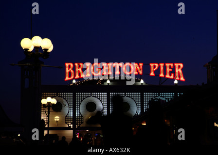 Il Brighton Pier durante la notte con le luci illuminano Brighton si trova in East Sussex in Inghilterra. Foto Stock