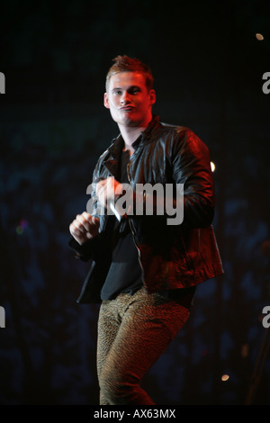 Lee Ryan cantando, effettuando in corrispondenza di giovani voci concerti, dicembre 2007. Foto Stock