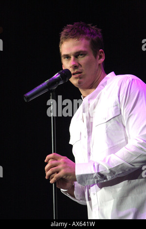 Lee Ryan cantando, effettuando in corrispondenza di giovani voci concerti, dicembre 2007. Foto Stock