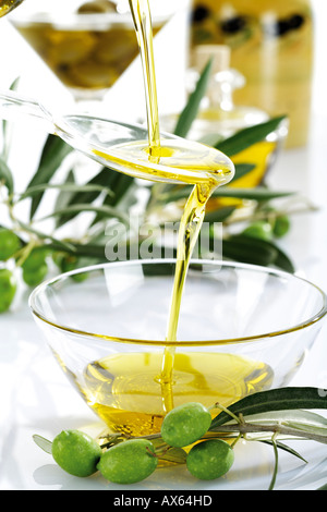 Verde fresco di olive e di olio di oliva in vaso di vetro Foto Stock