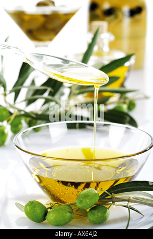 Verde fresco di olive e di olio di oliva in vaso di vetro Foto Stock