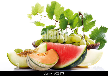 Varie fette di meloni e uva, close-up Foto Stock