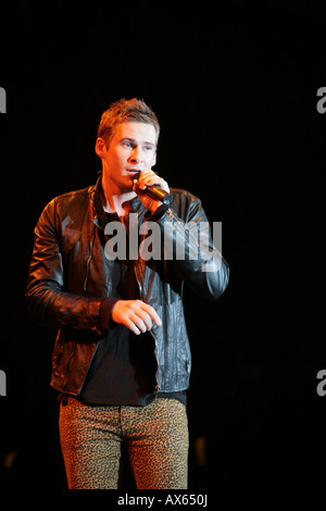 Lee Ryan cantando, effettuando in corrispondenza di giovani voci concerti, dicembre 2007. Foto Stock