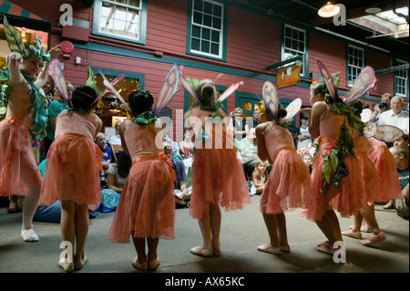 Performance di danza a giostra Herschell Fabbrica e Museo North Tonawanda New York Niagara County Foto Stock