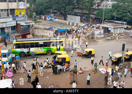 La trafficata area di mercato di Bangalore in India Foto Stock