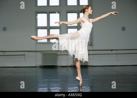 Una femmina di ballerina facendo la punta-dance (Arabesque) Foto Stock